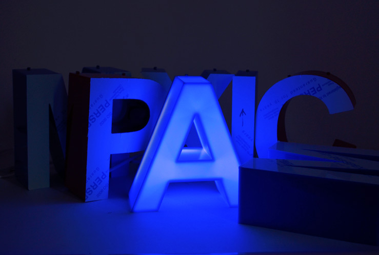 Nowoczesne litery 3D z podświetleniem