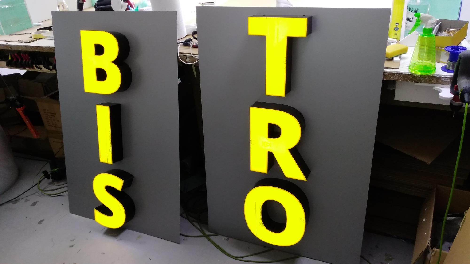 Litery 3D - BISTRO na płycie podkładowej