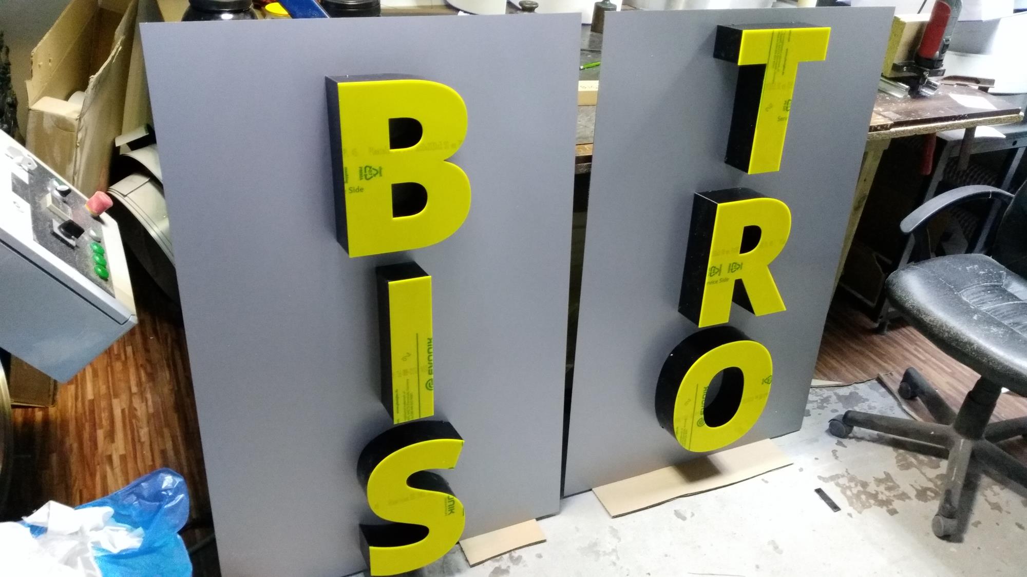 Litery 3D - BISTRO na płycie podkładowej