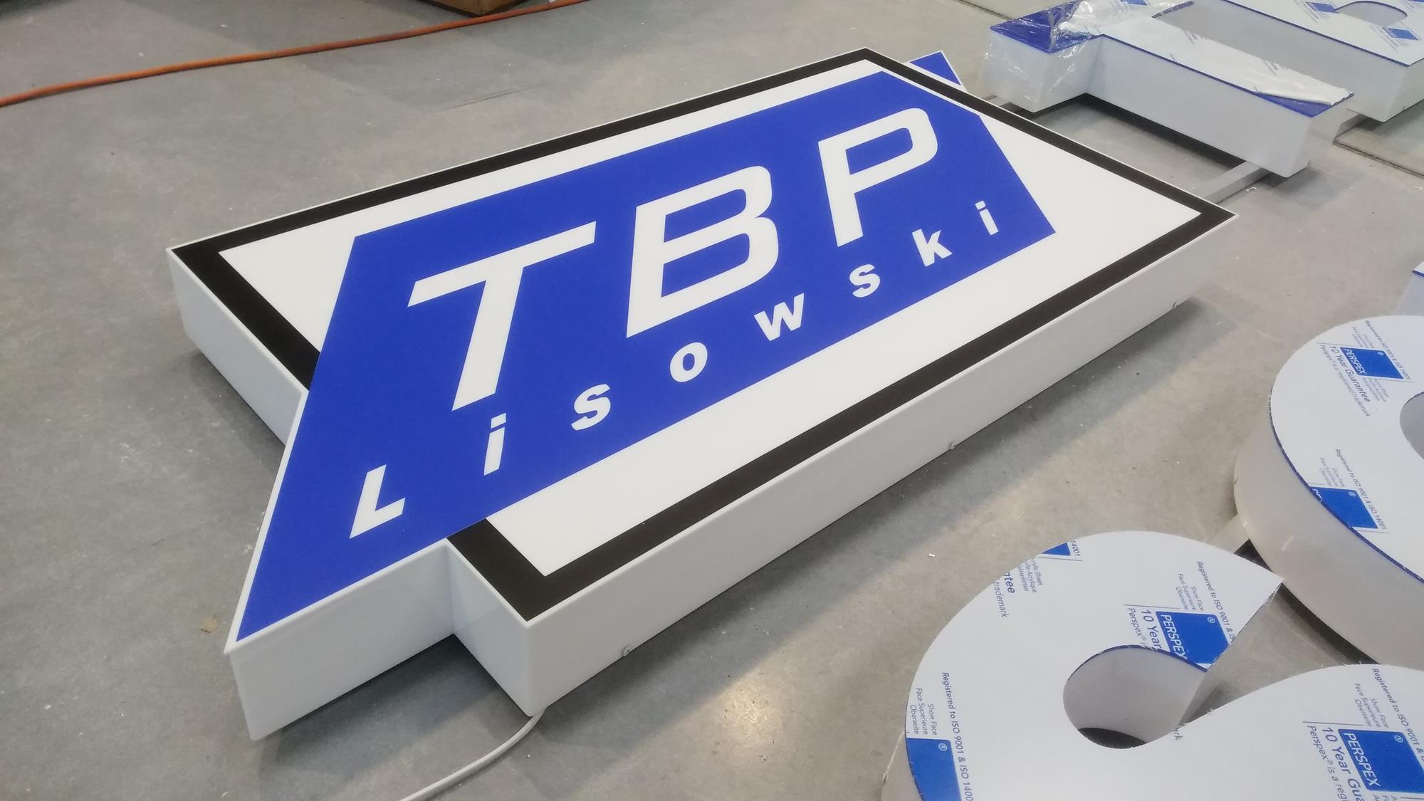 TBP Lisowski - kaseton i litery z plexi