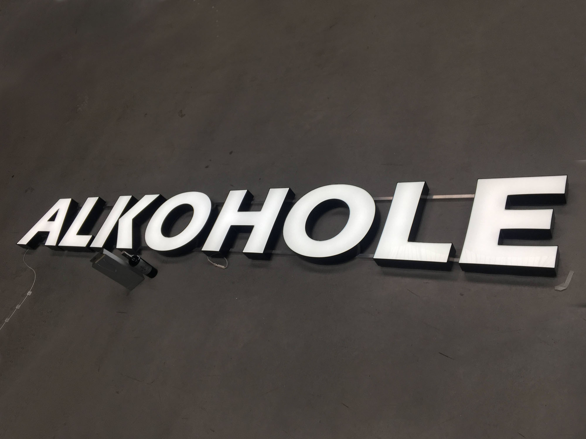 Litery 3D z bokami z plexi ALKOHOLE - reklama sklepu monopolowego