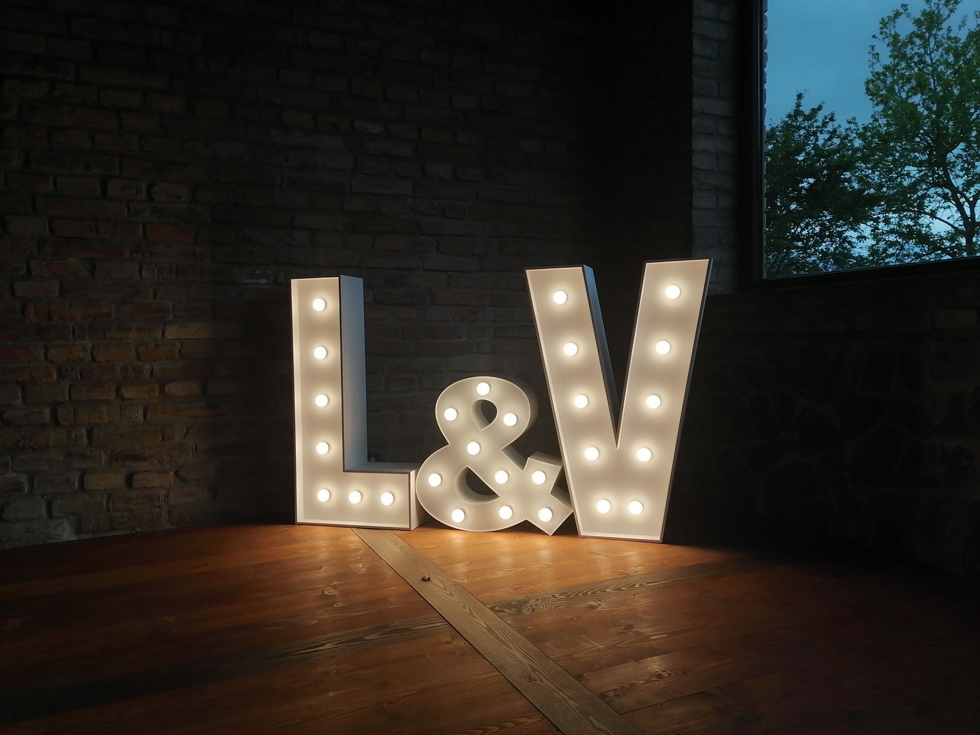 Inicjały Litery L&V (RETRO) żarówki LED