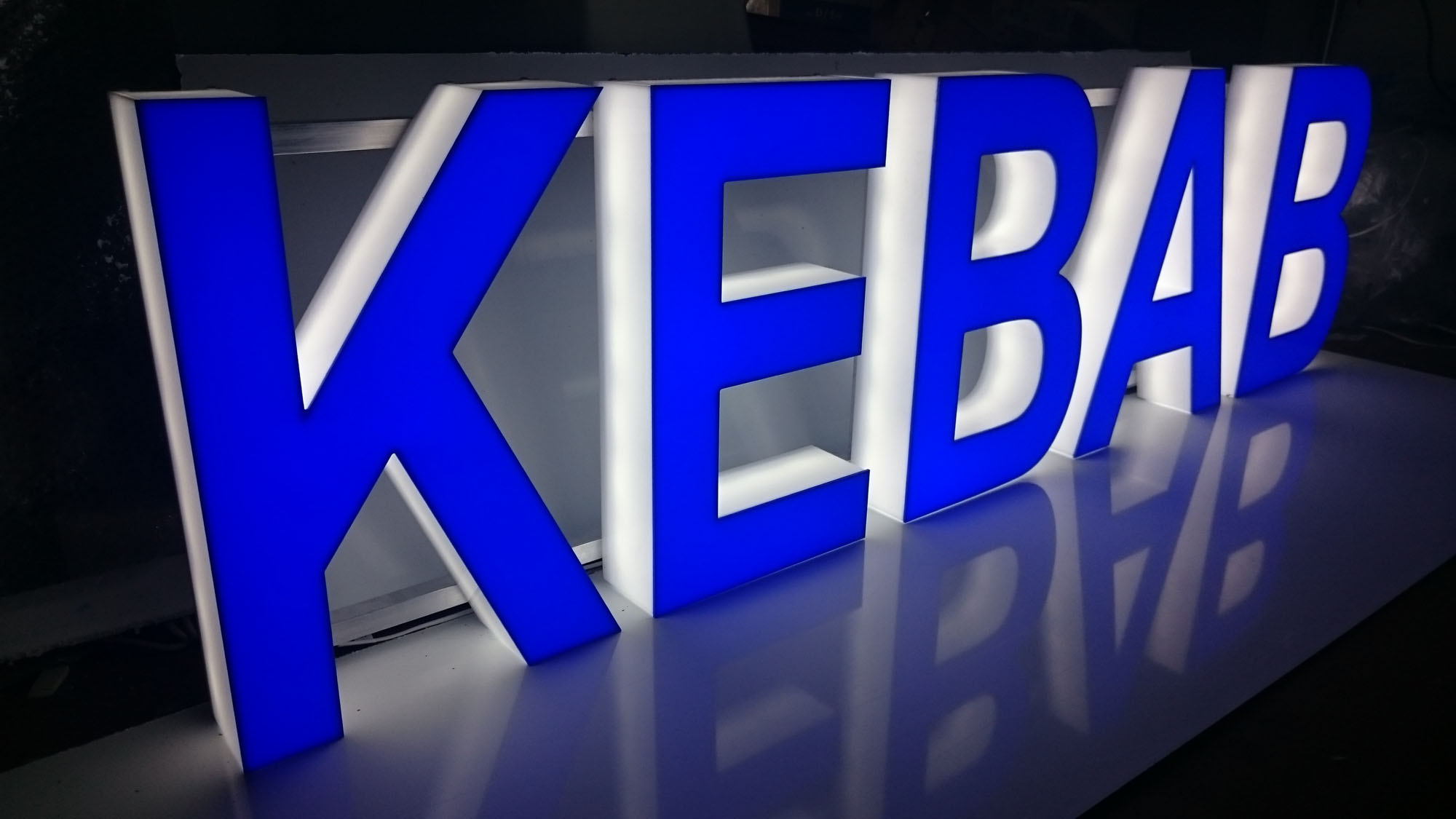 Litery 3D podświetlane LED z plexi - Dubai KEBAB