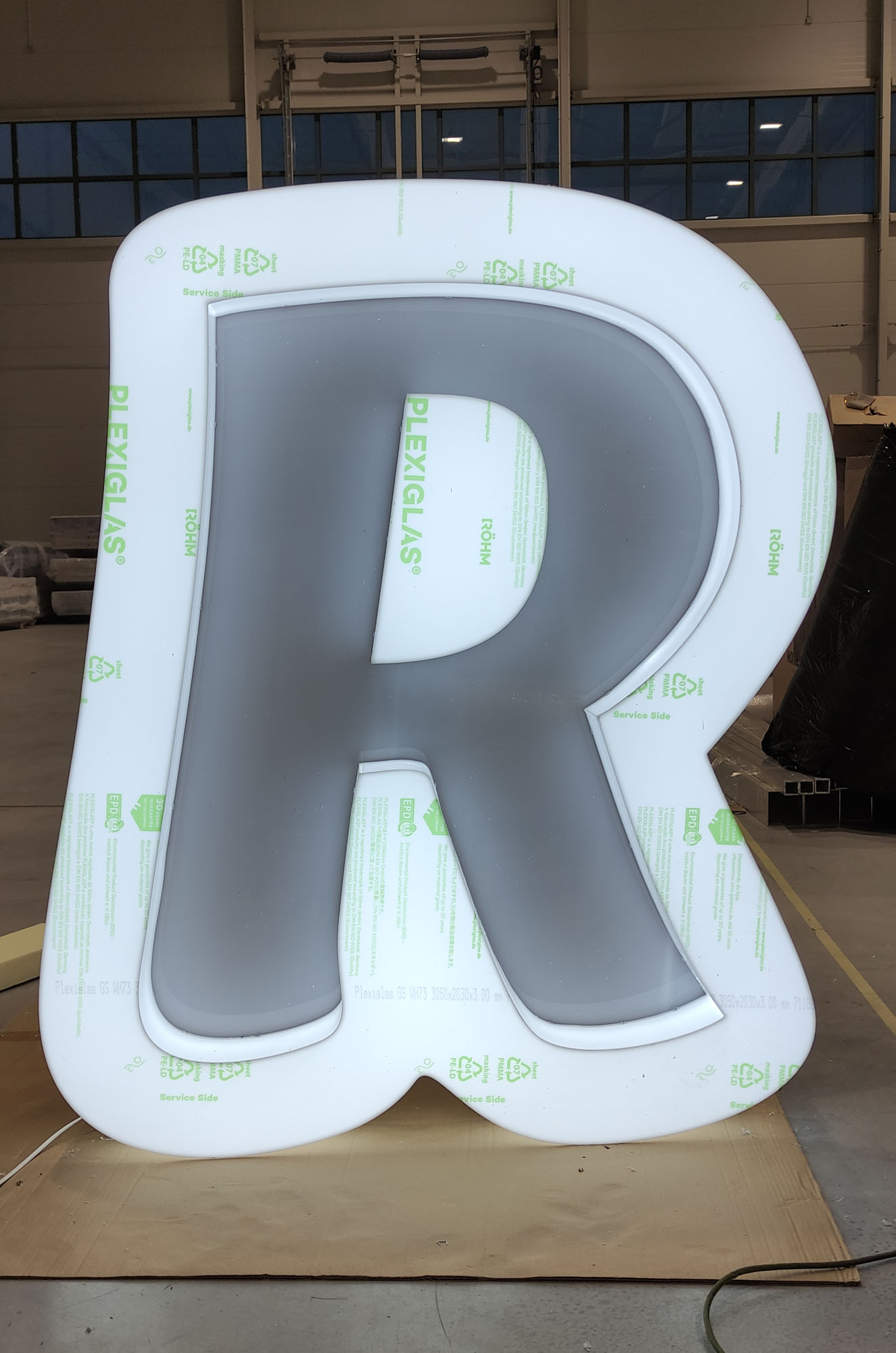 Litera 3D z plexi LED - R (Revolut)