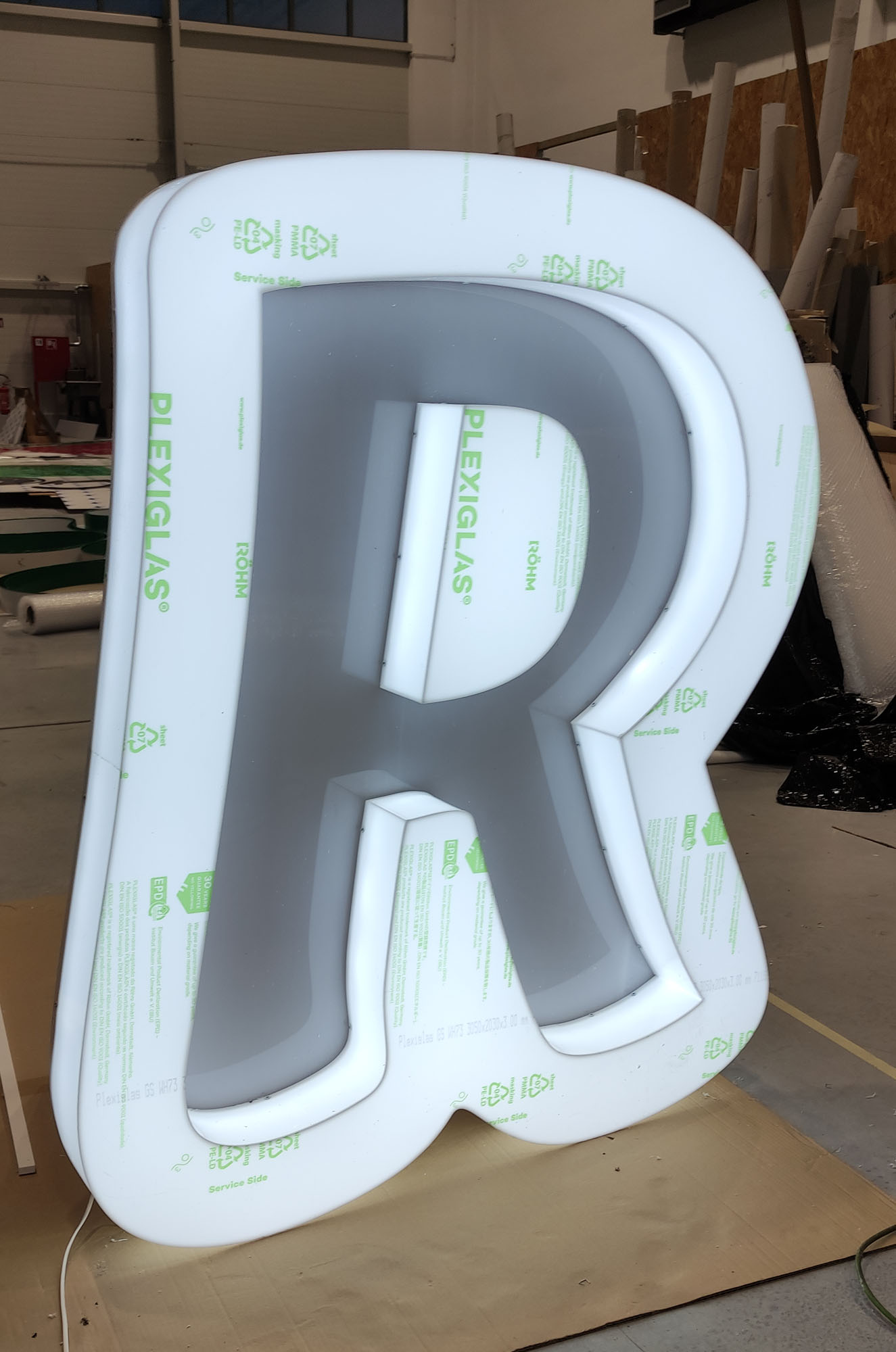 Litera 3D z plexi LED - R (Revolut)