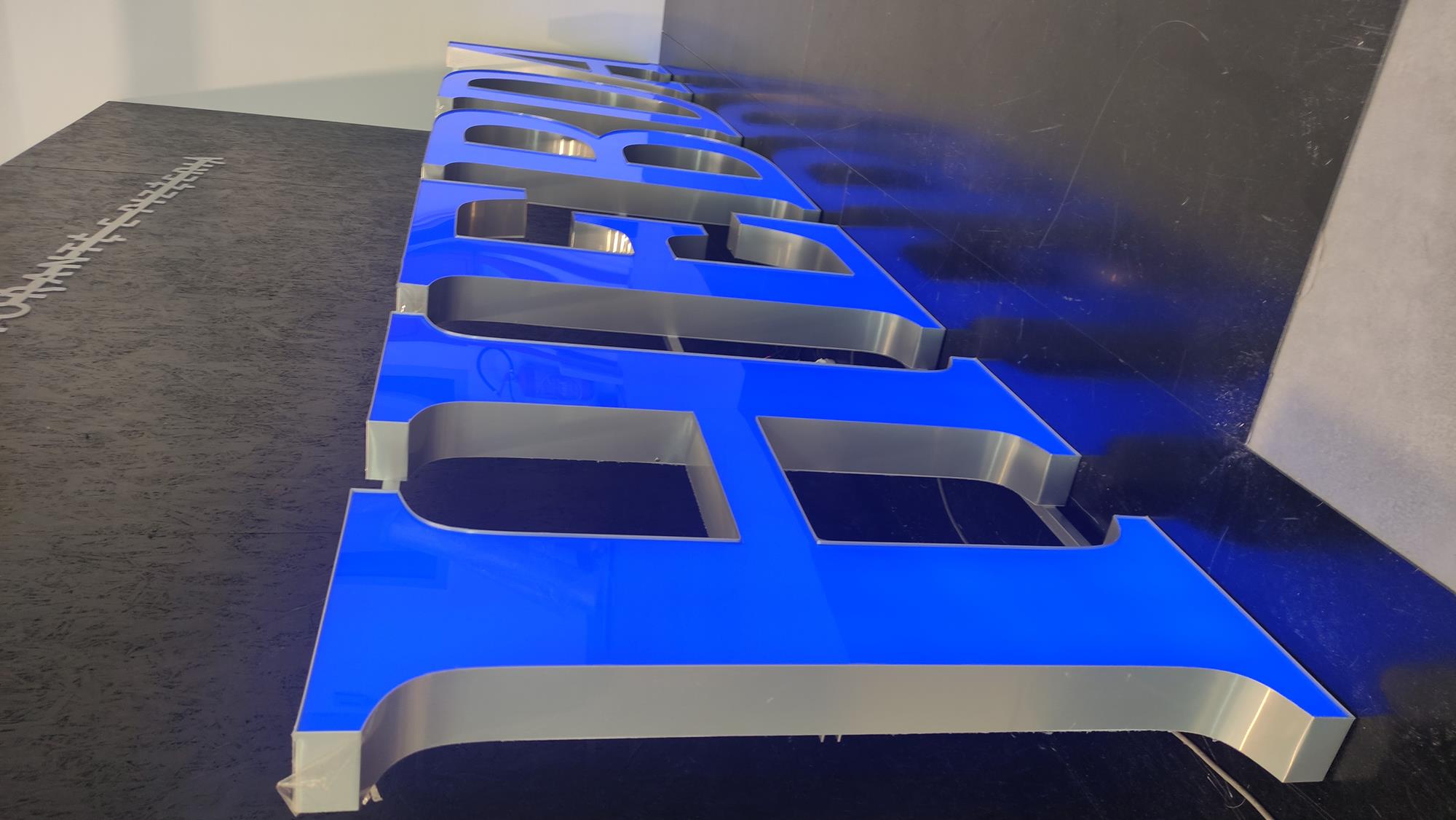 HEBDA - litery 3D podświetlane z bokami ALU