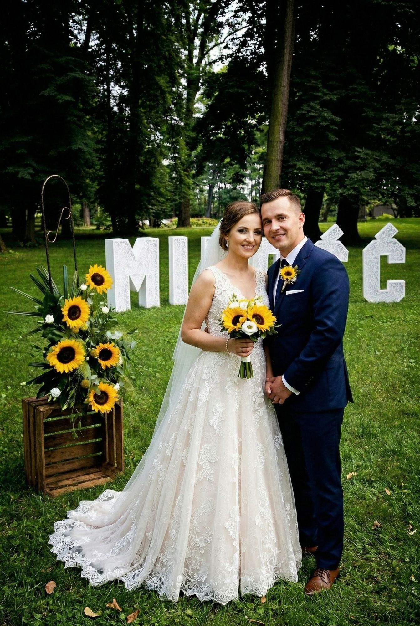 Napis Miłość z żar&oacute;wkami, dekoracja na wesele