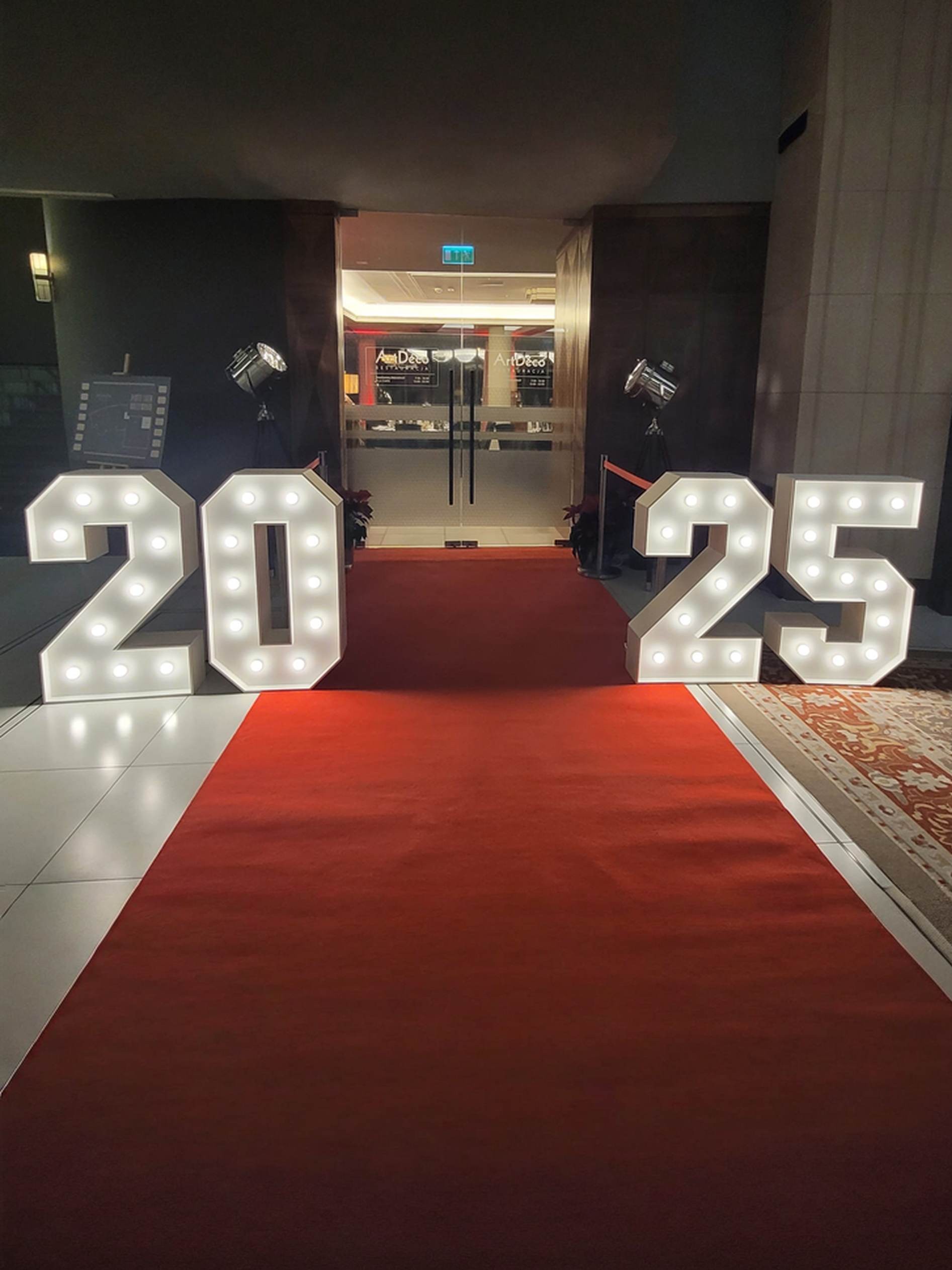 Cyfry 2027 z żar&oacute;wkami, sylwester, nowy rok, dekoracja świetlna